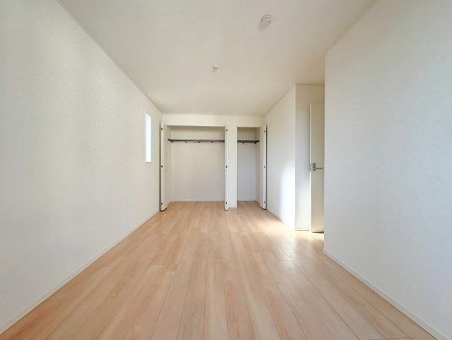 クワイエ　各務原市那加新田町2丁目第3　全2区画分譲の寝室|全居室にたっぷり収納できる大型収納を設置。窓ガラスは、断熱性能や結露防止効果の高いペアガラスを採用！
高い断熱性と共にガラス面の結露対策にも効果を発揮し湿気によるカビの発生を抑止します。