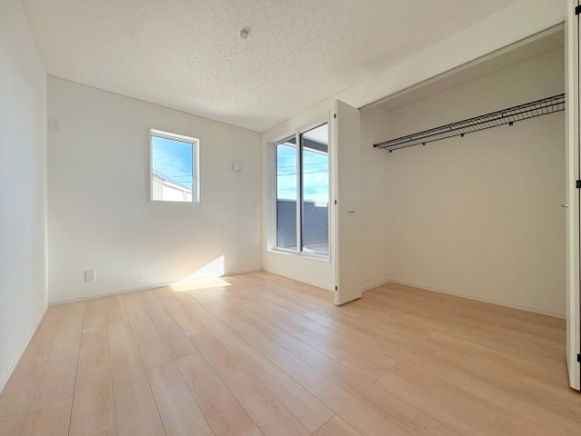 クワイエ　各務原市那加新田町2丁目第3　全2区画分譲の洋室|建具やクロスなどをトータルデザインでコーディネートしており、室内に落ち着きと安らぎを与えてくれます。
全居室収納付き！寝室やお子様のお部屋がスッキリ片付きます。