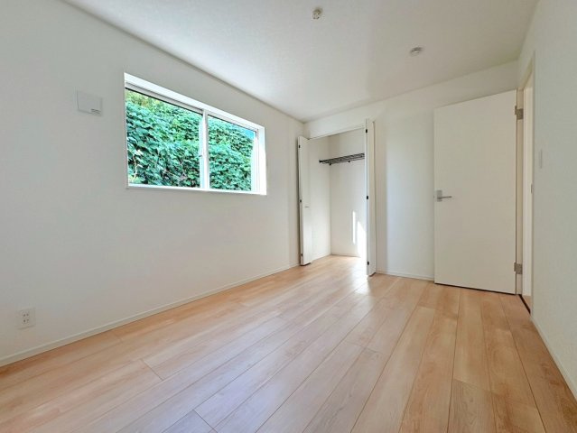 クワイエ　各務原市那加新田町2丁目第3　全2区画分譲の洋室|建具やクロスなどをトータルデザインでコーディネートしており、室内に落ち着きと安らぎを与えてくれます。
全居室収納付き！寝室やお子様のお部屋がスッキリ片付きます。