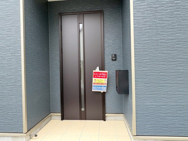 クワイエ　各務原市那加新田町2丁目第3　全2区画分譲の玄関|玄関ドアの取手ハンドル部分にセンサーがついて、カードタイプ・シールタイプのキーで施錠が可能で便利です。
お買い物の荷物で手が塞がっていても、楽々開錠できます。毎日の外出前の時間も短縮されて快適です！