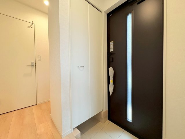 クワイエ　各務原市那加新田町2丁目第3　全2区画分譲の玄関|大容量のシューズ収納付きで玄関周りもすっきり！玄関ドアからの光が玄関ホールを明るくしてくれます。