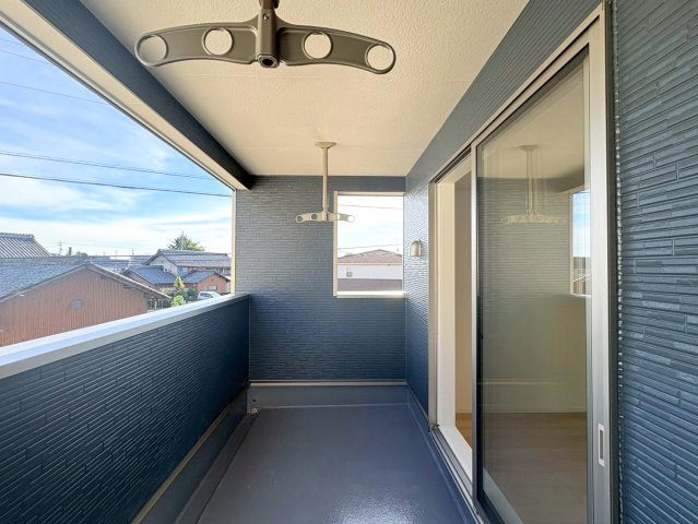 クワイエ　各務原市那加新田町2丁目第3　全2区画分譲のバルコニー|バルコニーは南向きで洗濯物もよく乾きます！強度と表面積硬度を持つFPRで防水しています。