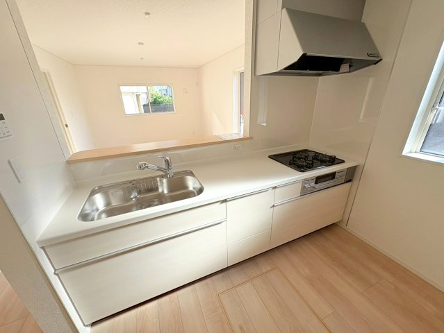 クワイエ　各務原市那加新田町2丁目第3　全2区画分譲のキッチン|お手入れがラクなステンレスをワークスペース部分トップに使用した、機能的で美しいシステムキッチンです。
浄水器組込み水栓でシンクまわりがスッキリ広々お使いいただけます。フラットな造りでお掃除も楽々です。