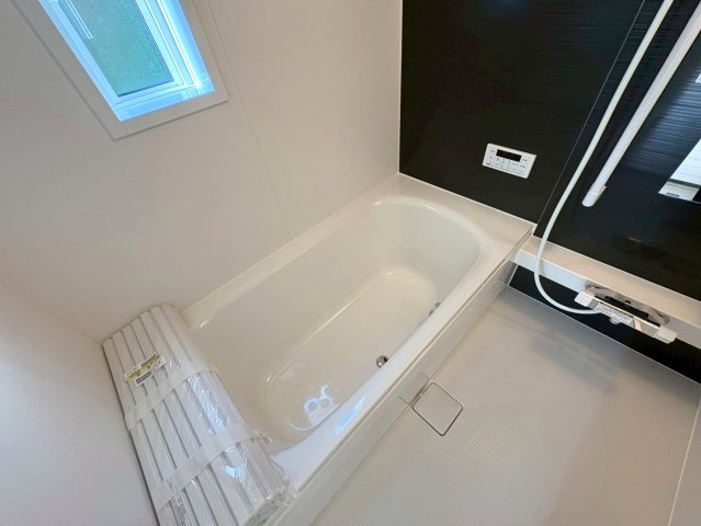 クワイエ　各務原市那加新田町2丁目第3　全2区画分譲の浴室|保温浴槽使用で４時間たっても浴槽の湯温低下はわずか約2.5度の省エネ仕様です。【暖房換気乾燥機】付き！
サイドブロー機能を備えた省エネ衣類乾燥機です。窓付きの明るく清潔な空間でゆったりバスタイムを！