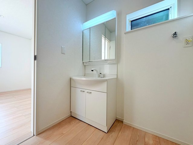 クワイエ　各務原市那加新田町2丁目第3　全2区画分譲の独立洗面台|床材に受ける様々な傷や、温度・湿度変化による、クラックの発生を大幅に抑える特殊加工を施工済みです。
水栓はリフトアップできて両手が使えます。またハンドシャワーでも使えます。