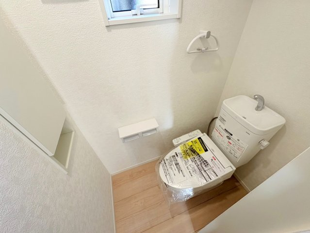 クワイエ　各務原市那加新田町2丁目第3　全2区画分譲のトイレ|超表面平滑加工とイオンパワーの「セフィオンテクト」加工で、汚れが付きにくく落ちやすい仕様のトイレです。
またツイントルネード洗浄で少ない水でも前方の返し部分から後方部までしっかり洗浄できます！