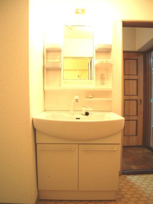 【洗面所】 | プレアール長門石 | 明るい洗面所です