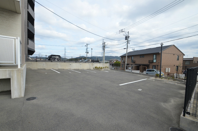 北九州市八幡西区本城学研台２丁目の賃貸マンションの駐車場