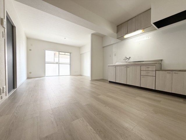 シルクコーポ諏訪野の居間・リビング|13.5帖の広々リビング