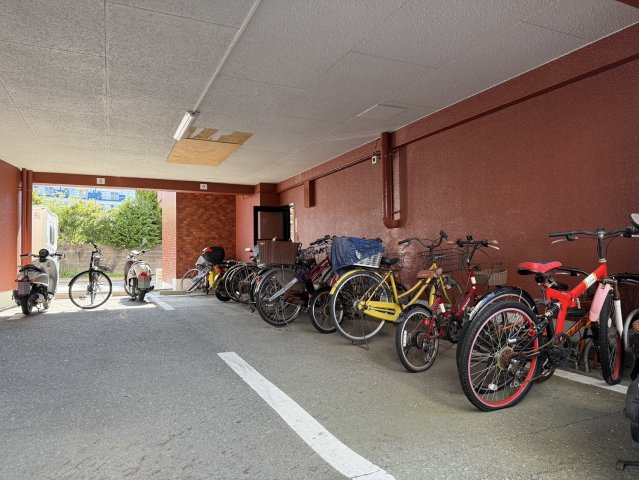 シルクコーポ諏訪野のその他共用部分|駐輪場。屋根があるので濡れずにすみます