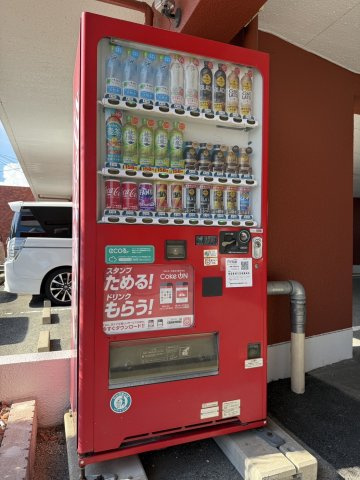 シルクコーポ諏訪野のその他共用部分|敷地内に飲料水の自動販売機が設置されています
