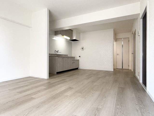 シルクコーポ諏訪野の居間・リビング|13.5帖の広々リビング