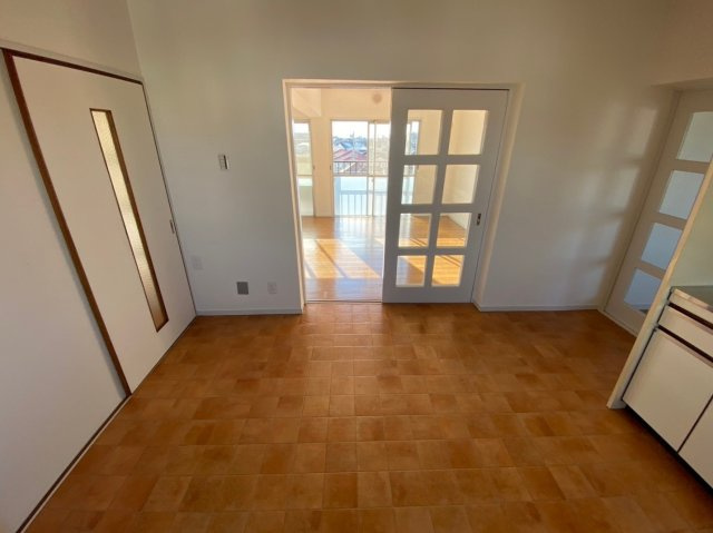 廻間公園マンションのキッチン|リビングとの間に扉あるので空間を分けることができ、音や臭いがリビングに届きにくいです！