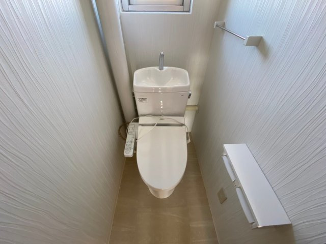 廻間公園マンションのトイレ|温水洗浄便座機能付きで年中快適にお使いいただけます♪白を基調とした落ち着く空間です。