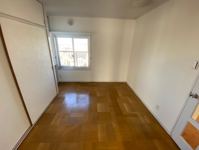 廻間公園マンションの子供部屋|☆5.8帖☆
明るい洋室♪お子様の一人部屋デビューにもいいですね♪