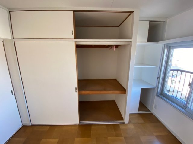 廻間公園マンションの収納|奥行きのある収納。奥行きのある収納ボックスなども置くことが出します。