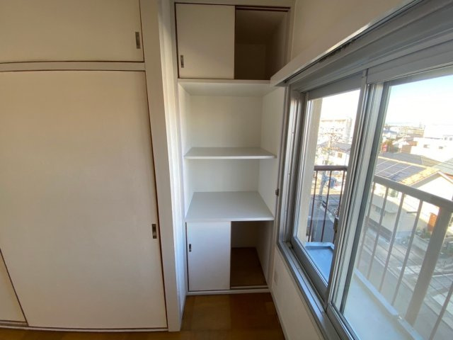 廻間公園マンションの収納|いろいろな使い方のできる収納棚も備え付けられています！