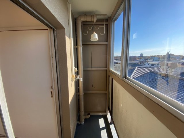 廻間公園マンションのバルコニー|☆サンルーム☆
洗濯機置き場もあるので、お洗濯をしてすぐに干せるのは助かりますね！