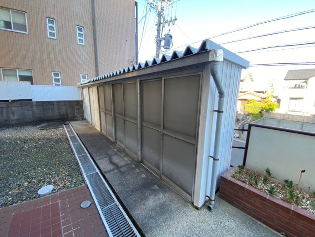 廻間公園マンションの収納|アウトドア用品や季節ものを収納するのに便利なトランクルーム完備！