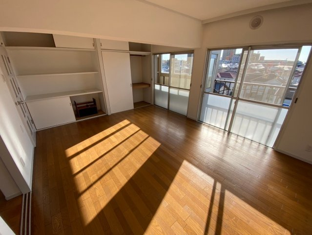 廻間公園マンションの居間・リビング|柔らかな日差しが温かく包み込む、温もりに溢れたリビング空間♪