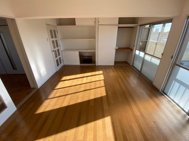 廻間公園マンションの居間・リビング|充分な収納スペースが確保されているので、お部屋もスッキリしてお掃除もしやすいですよ♪