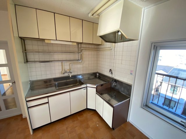 廻間公園マンションのキッチン|動線が短く動きやすいL字キッチン♪十分な作業スペースがあるので料理がしやすいですね！