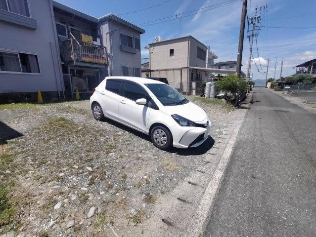 コーポオグスの駐車場