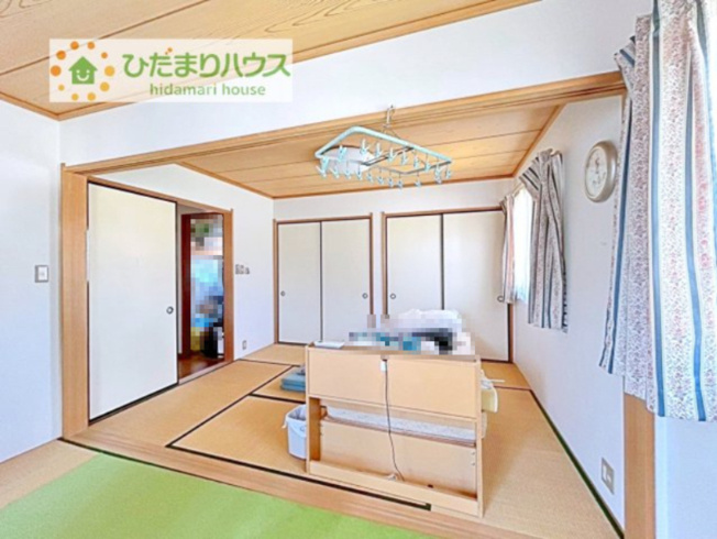 【寝室】 | 取手市桜が丘4丁目　中古戸建 | バルコニーに面していて、たっぷり光りの入る明るい主寝室です！