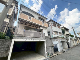 1種低層地域に指定された閑静な住宅街エリアに立地。