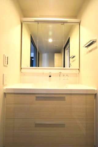 グランディ市谷柳町の独立洗面台|三面鏡+下部収納があり収納力豊富な洗面化粧台です。