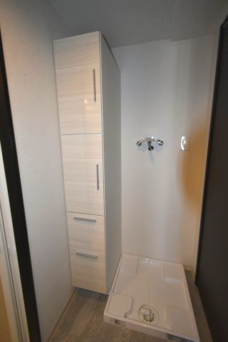 グランディ市谷柳町のランドリースペース|タオルなどをしまえる収納もついており便利です。