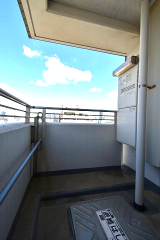 グランディ市谷柳町のバルコニー|上部に庇があり多少の雨よけになることも嬉しいですね。