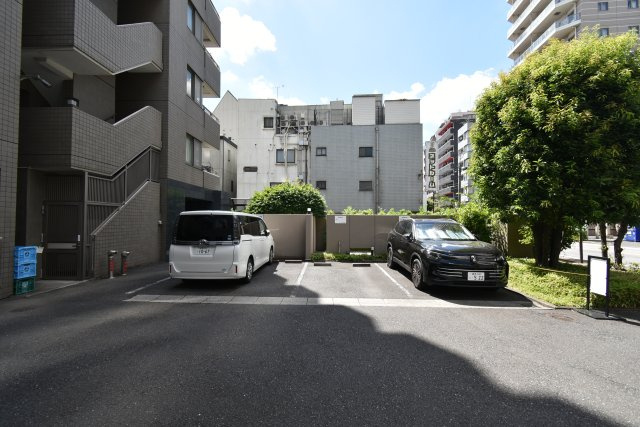 グランディ市谷柳町の駐車場|平面駐車場です。空き状況は都度ご確認が必要です。
