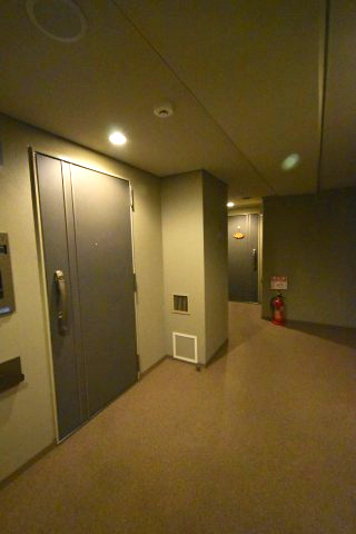 グランディ市谷柳町のその他共用部分|内廊下で雨の心配もございません。