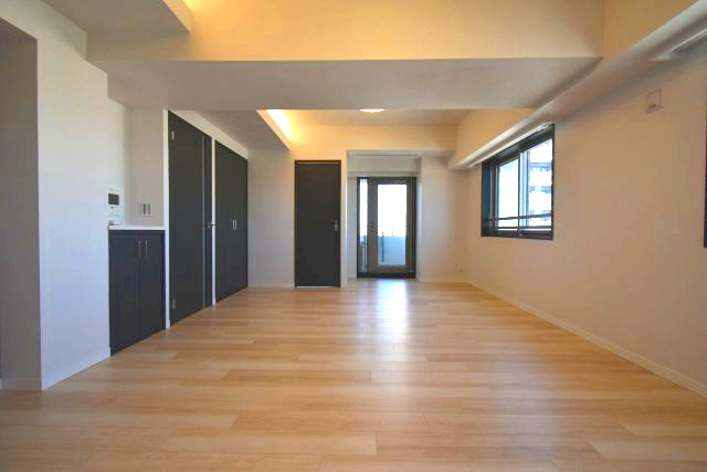 グランディ市谷柳町の居間・リビング|16.5帖の明るく広いLDKには床暖房も設置しております。