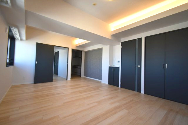 グランディ市谷柳町の居間・リビング|開放的な明るい空間です♪