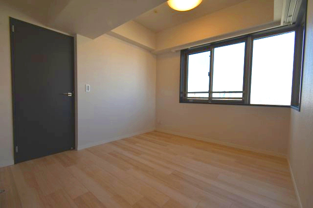 グランディ市谷柳町の洋室|2面採光の明るい約6.0帖の洋室です。