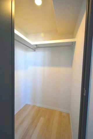 グランディ市谷柳町の収納|ウォークインクローゼットです。