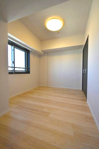 グランディ市谷柳町の洋室|納戸表記ですが、普通に洋室としてお使いいただけます。
