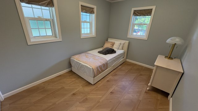 南軽井沢 白レンガが美しい新築戸建ての洋室|1F洋室、約6.8帖。南東側と北東側の2面採光。