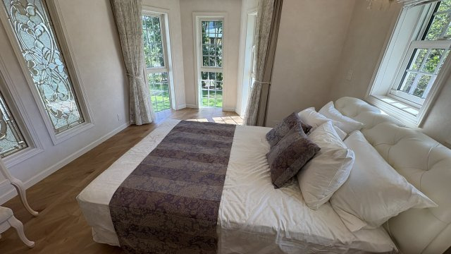 南軽井沢 白レンガが美しい新築戸建ての寝室|2F主寝室を別角度から。