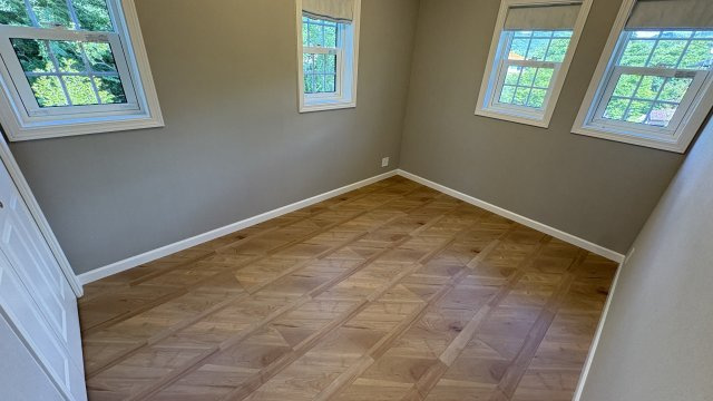 南軽井沢 白レンガが美しい新築戸建ての洋室|2F洋室、約6帖。北東側と北西側の2面採光。