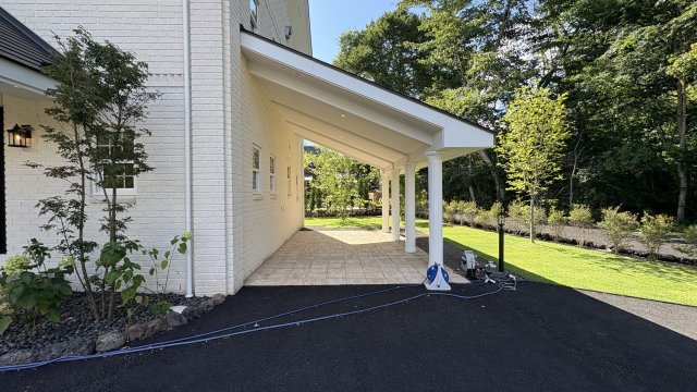 南軽井沢 白レンガが美しい築浅未入居戸建てのその他|雨や雪にも嬉しい、屋根付きの駐車スペース。これ以外にも敷地内には十分な駐車スペースあり。