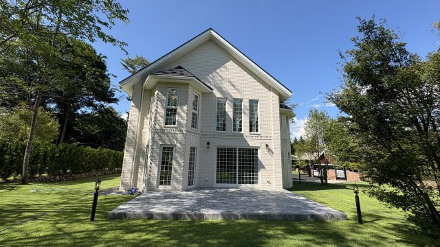 南軽井沢 白レンガが美しい新築戸建ての外観|お庭側より外観を撮影。