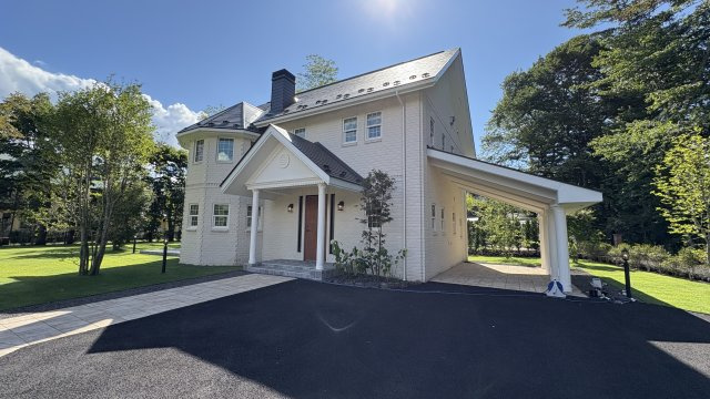 南軽井沢 白レンガが美しい新築戸建ての外観|軽井沢の自然に映える、白レンガの美しい外観