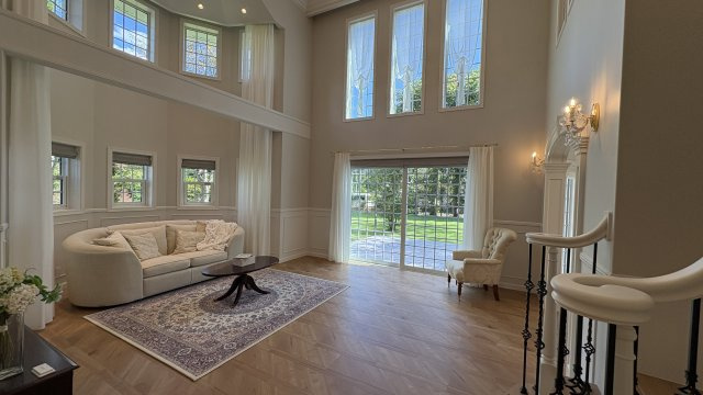 南軽井沢 白レンガが美しい新築戸建ての居間・リビング|約19帖のリビングは南西に向けて大きく開口部を取っています