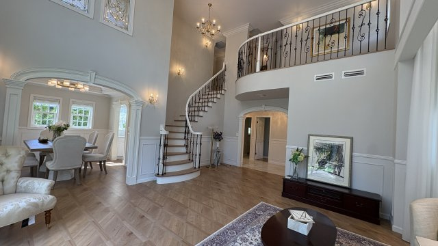 南軽井沢 白レンガが美しい新築戸建ての居間・リビング|リビングを別角度から。2階へ続く、らせん階段が非日常を演出。