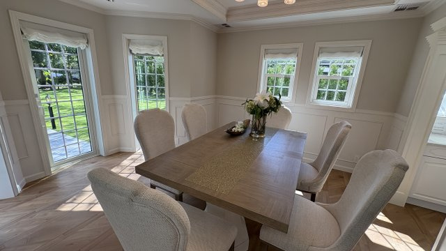 南軽井沢 白レンガが美しい新築戸建てのダイニング|約9.3帖のダイニングは、陽の光に囲まれているよう。