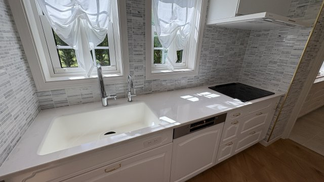 南軽井沢 白レンガが美しい新築戸建てのキッチン|建物全体同様、洗練された雰囲気の白基調としたキッチン。