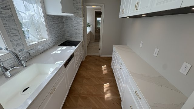 南軽井沢 白レンガが美しい新築戸建てのキッチン|キッチンを別角度から撮影。